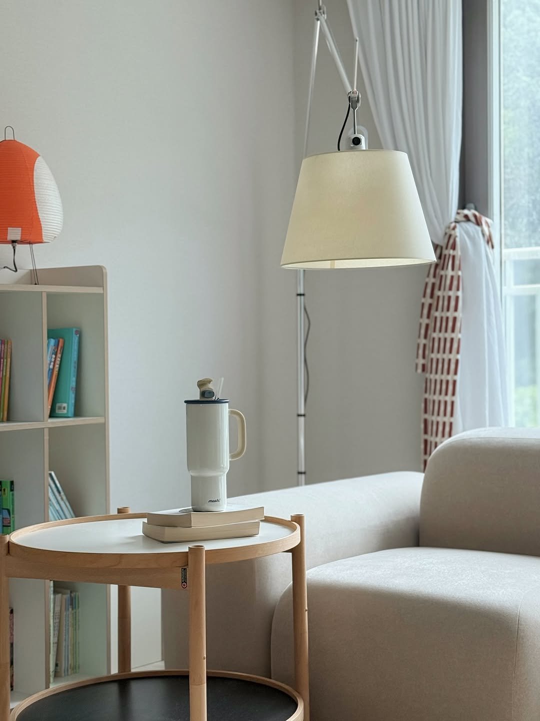 Photo shared by 또또야's 풍요로운 일상 | 집순이라 집에서 돈 벌어요 on August 03, 2025 tagging @mosh_korea. May be an image of lighting, lamp, chaise lounge, lamp shade, sofa, armchair, living room, indoors and text.