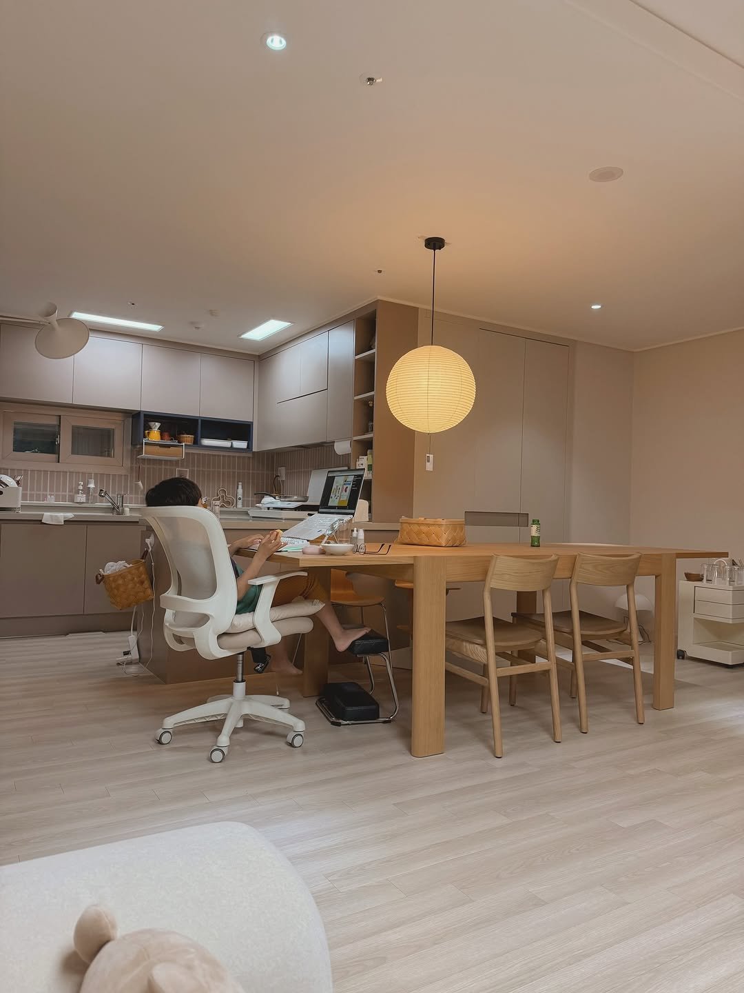 Photo by 또또야 | 취향이 담긴 오피스 on December 22, 2025. May be an image of bureau, indoors, office and text.