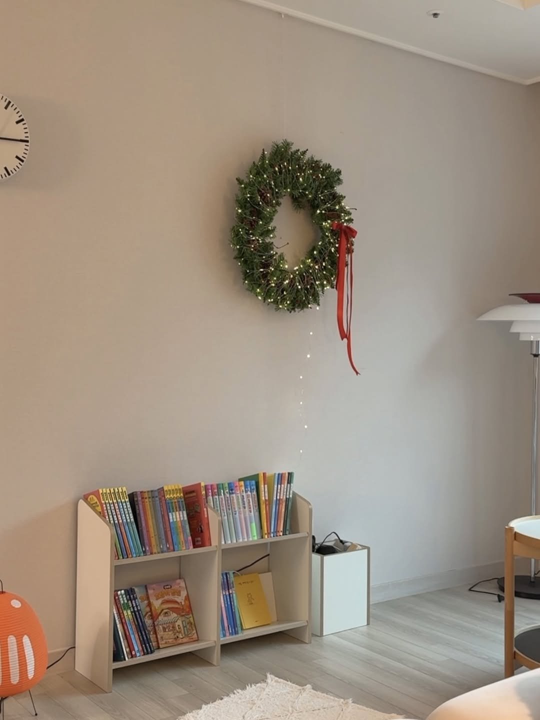 Photo by 또또야 | 취향이 담긴 오피스 on December 20, 2025. May be an image of christmas tree, tinsel, shelf, indoors and text.