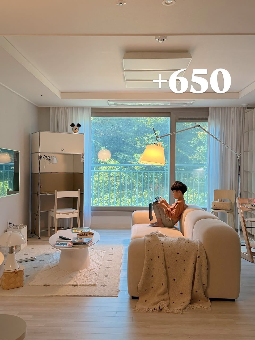 Photo by 또또야's 풍요로운 일상 | 집순이라 집에서 돈 벌어요 on November 02, 2025. May be an image of lighting, sofa, chaise lounge, futon, living room, indoors, bedroom and text that says '+ 650 i - o'.