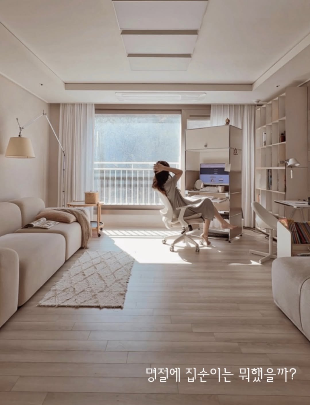 Photo by 또또야 | 취향이 담긴 온라인수익화 on February 17, 2026. May be an image of sofa, chaise lounge, living room, indoors, bedroom and text.