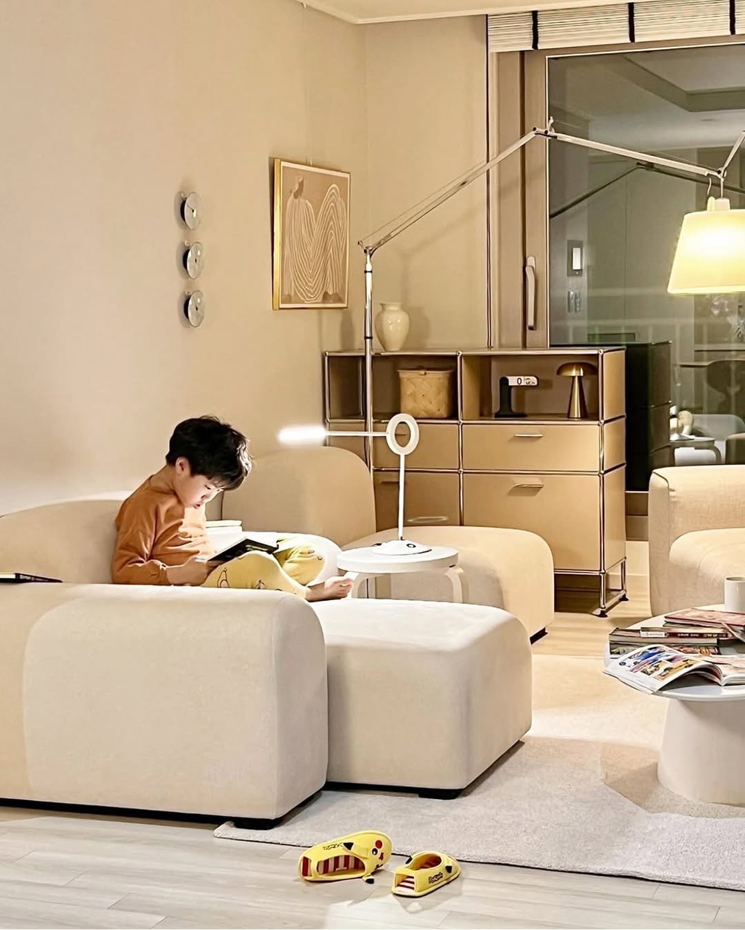 Photo shared by 또또야's 풍요로운 일상 | 집순이라 집에서 돈 벌어요 on July 31, 2025 tagging @deello_official. May be an image of 1 person, sofa, chaise lounge, armchair, indoors, living room and text.