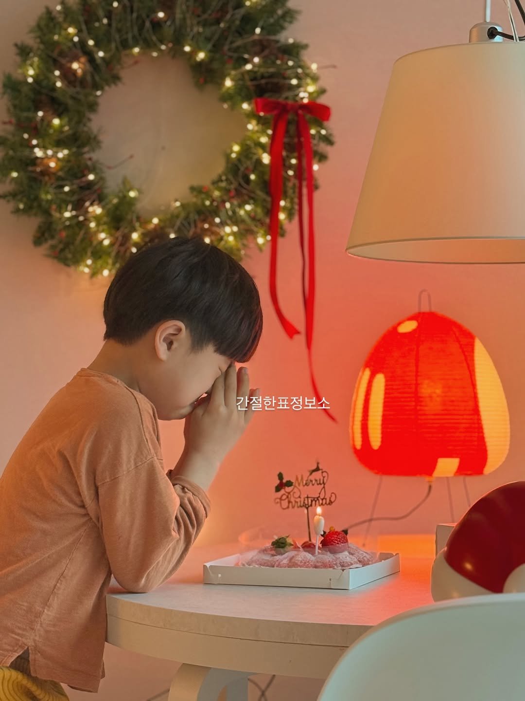 Photo by 또또야 | 취향이 담긴 오피스 on December 25, 2025. May be an image of child, candle, lantern, lightbulb and text.