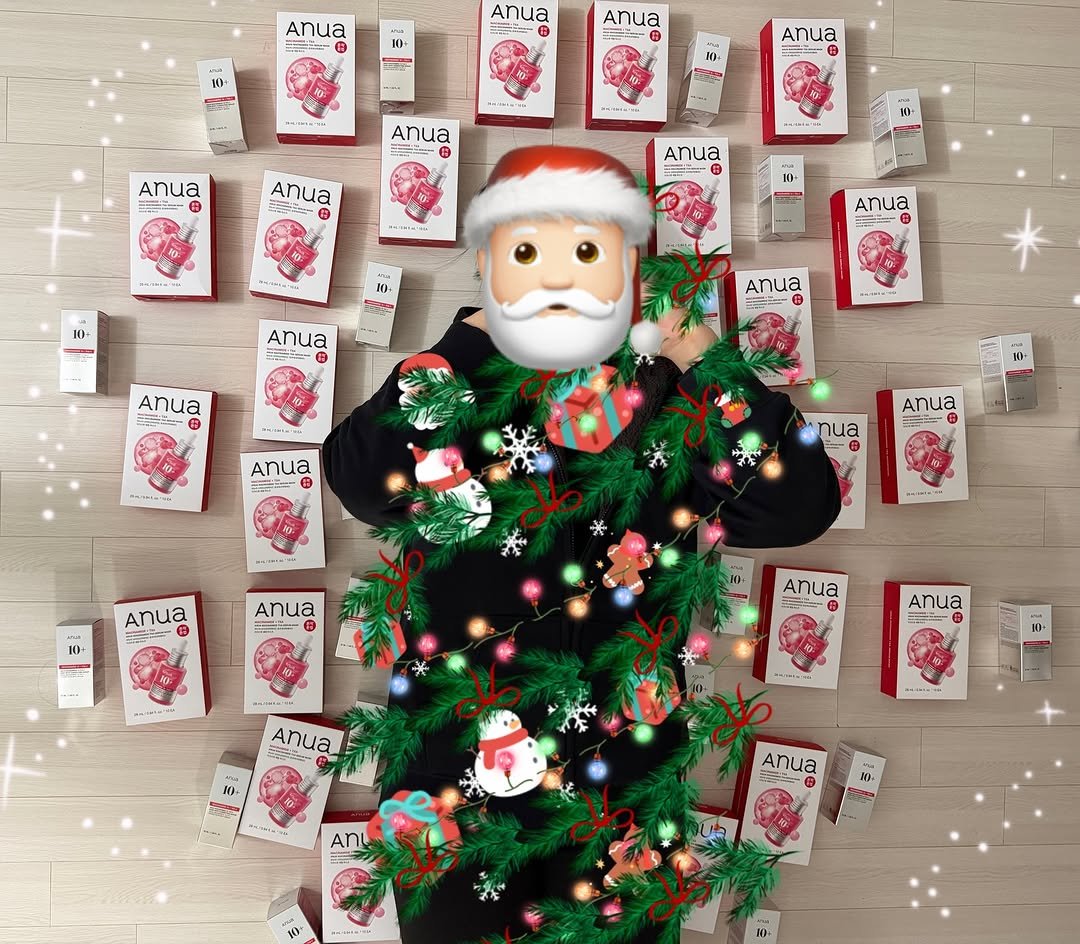 Photo by 톡신 Toxin on December 24, 2025. May be an image of gingerbread cookie, christmas tree, snowman, tinsel, playing cards, card and text.