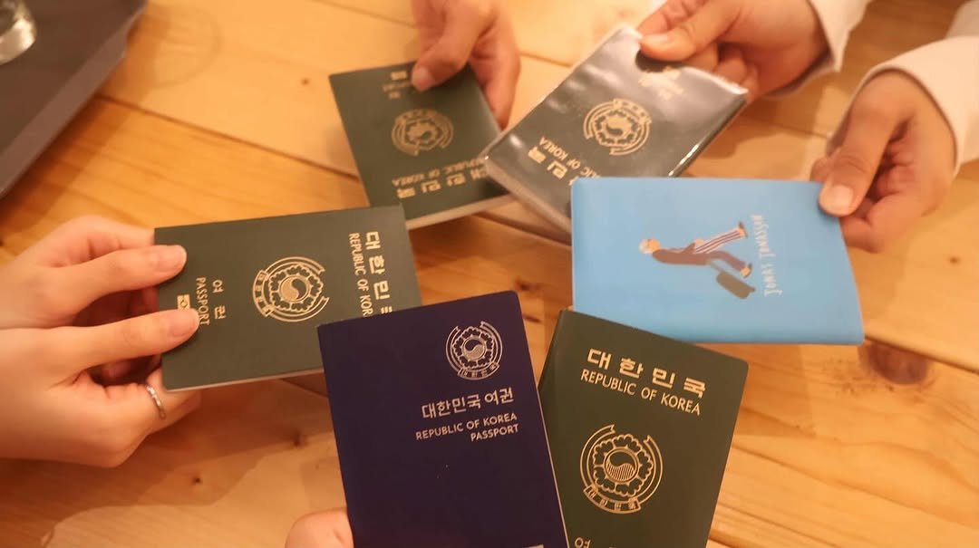 Photo by 여행동행 | 트립소다 on December 15, 2025. May be an image of ‎text that says '‎C yИR S AANAN ra 10C 여 O PASSPORT 권 REPUBLIC 대 한 OP KOR OE 민 민 田 سمسلم ลรัพณ์เพพจร์ B6Ayme! swef 대한민국 대한민국역권 국 여권 REPUBLIC OF OFKOREA KOREA REP PASSPORT REPUBLICOSSPORA PA 대 REPUBLIC 대한 대한민국 국 ဉ OF 민국 KOREA‎'‎.