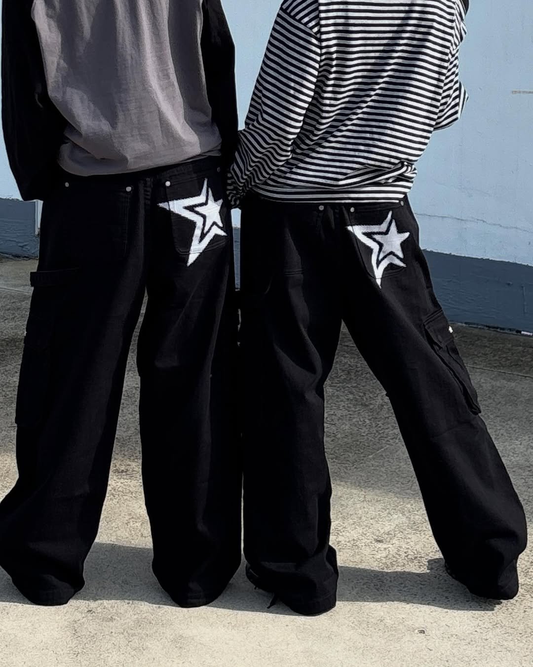 Photo by 트래블 공식 인스타그램 TRAVEL on September 08, 2025. May be an image of 2 people, sportswear, sweatsuit, sweatpants, stripes and text.