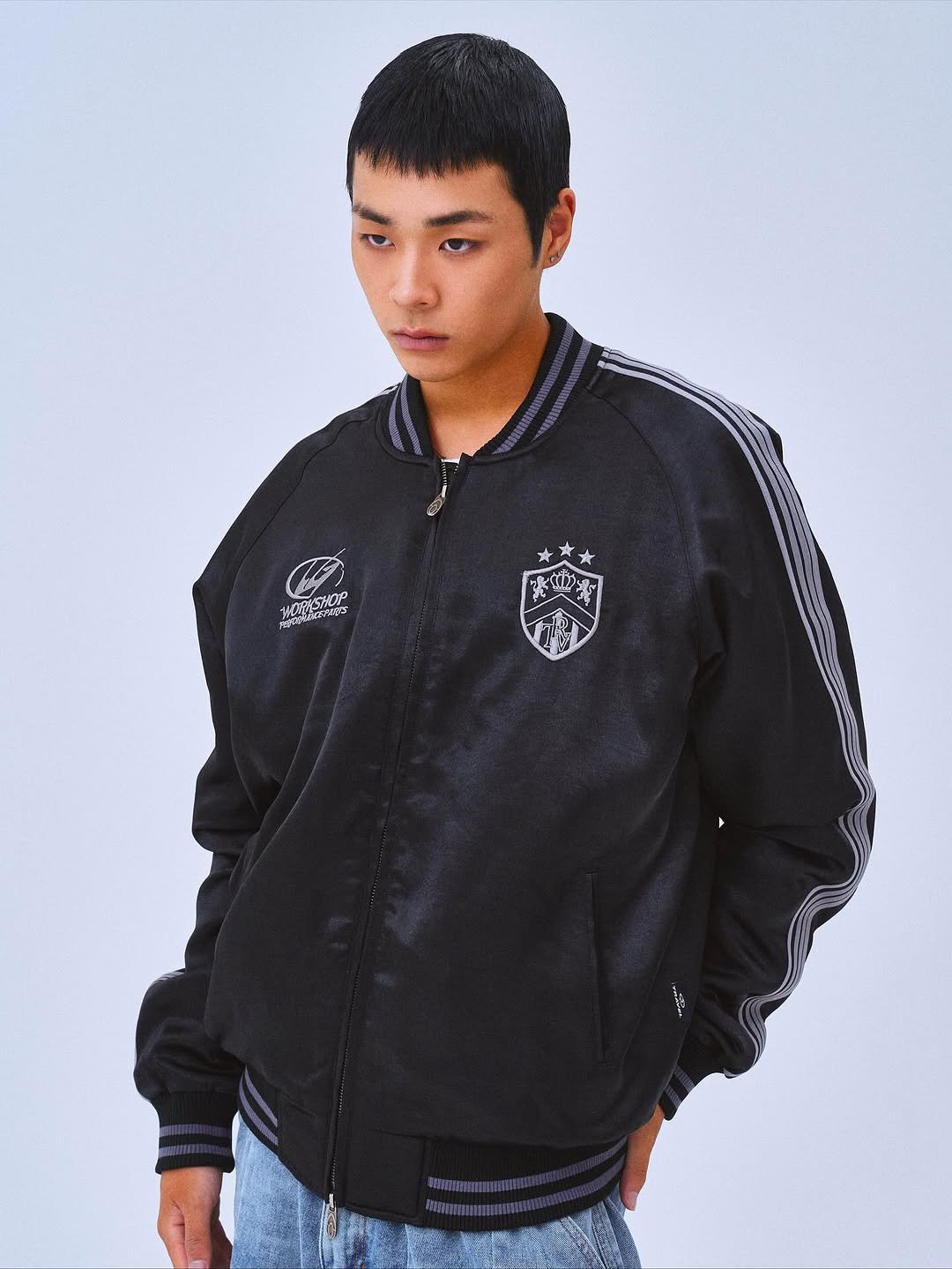 Photo by 트래블 공식 인스타그램 TRAVEL on November 04, 2025. May be an image of flight jacket, sportswear, parka and text.