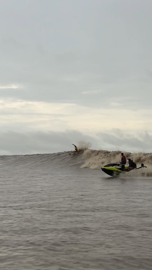 trekomias 게시물 이미지: Surfar a Pororoca é uma explosão de emoções!...