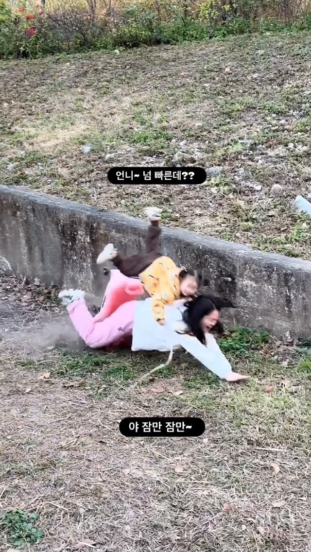 ttok_tv 게시물 이미지: 언니 언니 넘 빠른데? 어 어어??? #ㅋㅋㅋ #웃긴짤 #reels #memes #몸개그