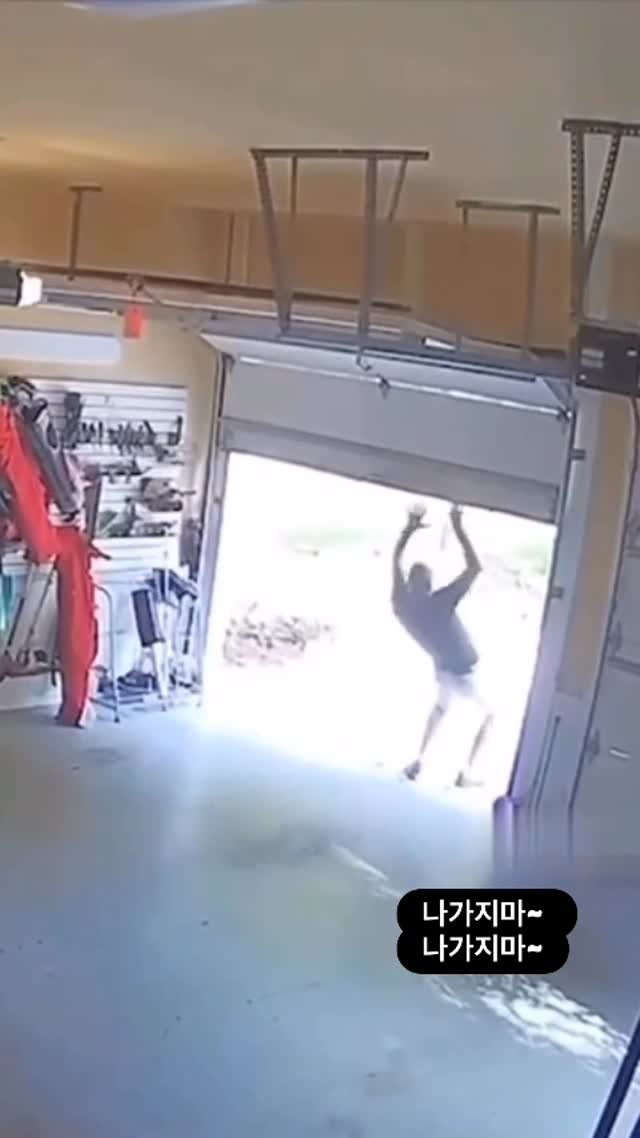 ttok_tv 게시물 이미지: 제발 가지마~ 가지말라고 ㅠㅠ #ㅋㅋㅋ #웃긴짤 #유머 #memes #reels