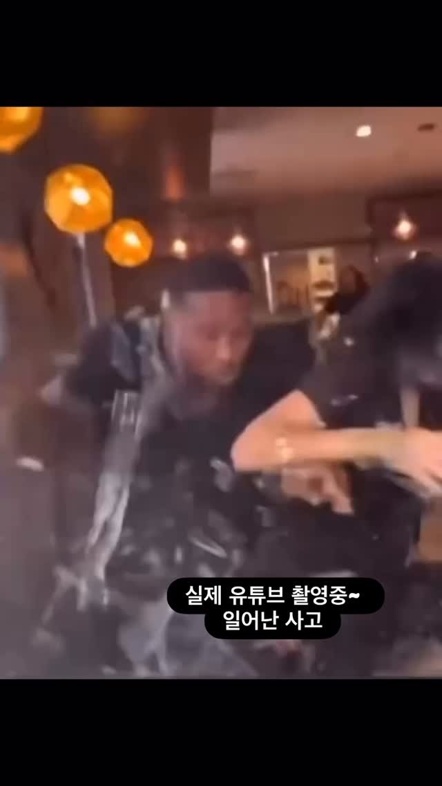 ttok_tv 게시물 이미지: 실제 유튜브 먹방 촬영중 일어난 사고 #웃긴짤 #유머 #reels #memes #humor