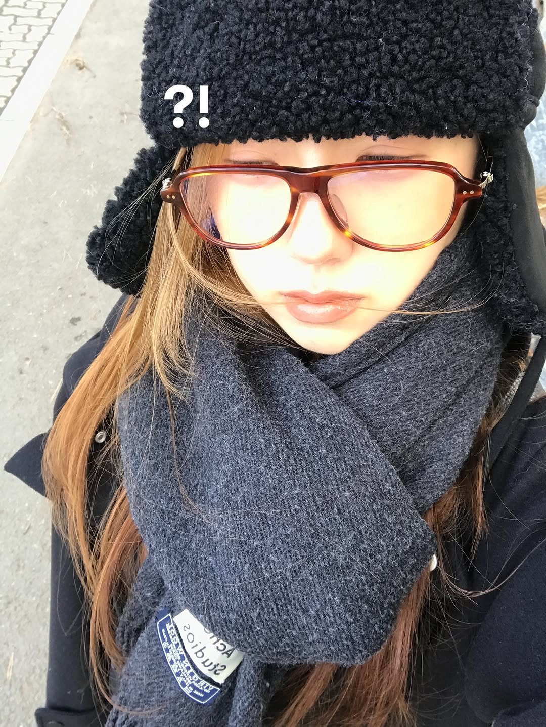 Photo shared by 또킹 👑 | 패션템 추천 | 데일리룩 코디 on February 23, 2026 tagging @palette_on_eyewear. May be a selfie of duffle coat, eyeglasses, scarf, hat, beret, parka, face mask and text.