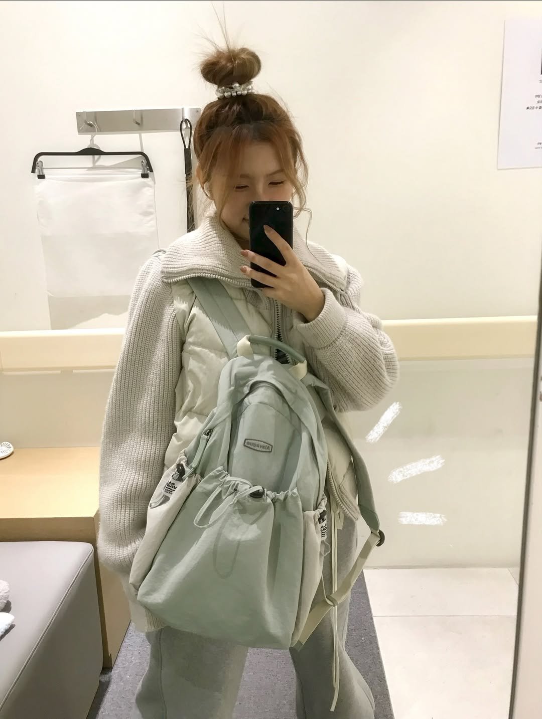 Photo shared by 또킹 👑 | 패션템 추천 | 데일리룩 코디 on November 21, 2025 tagging @alavague.official. May be a selfie of duffle coat, sling, parka, sweatpants and text.