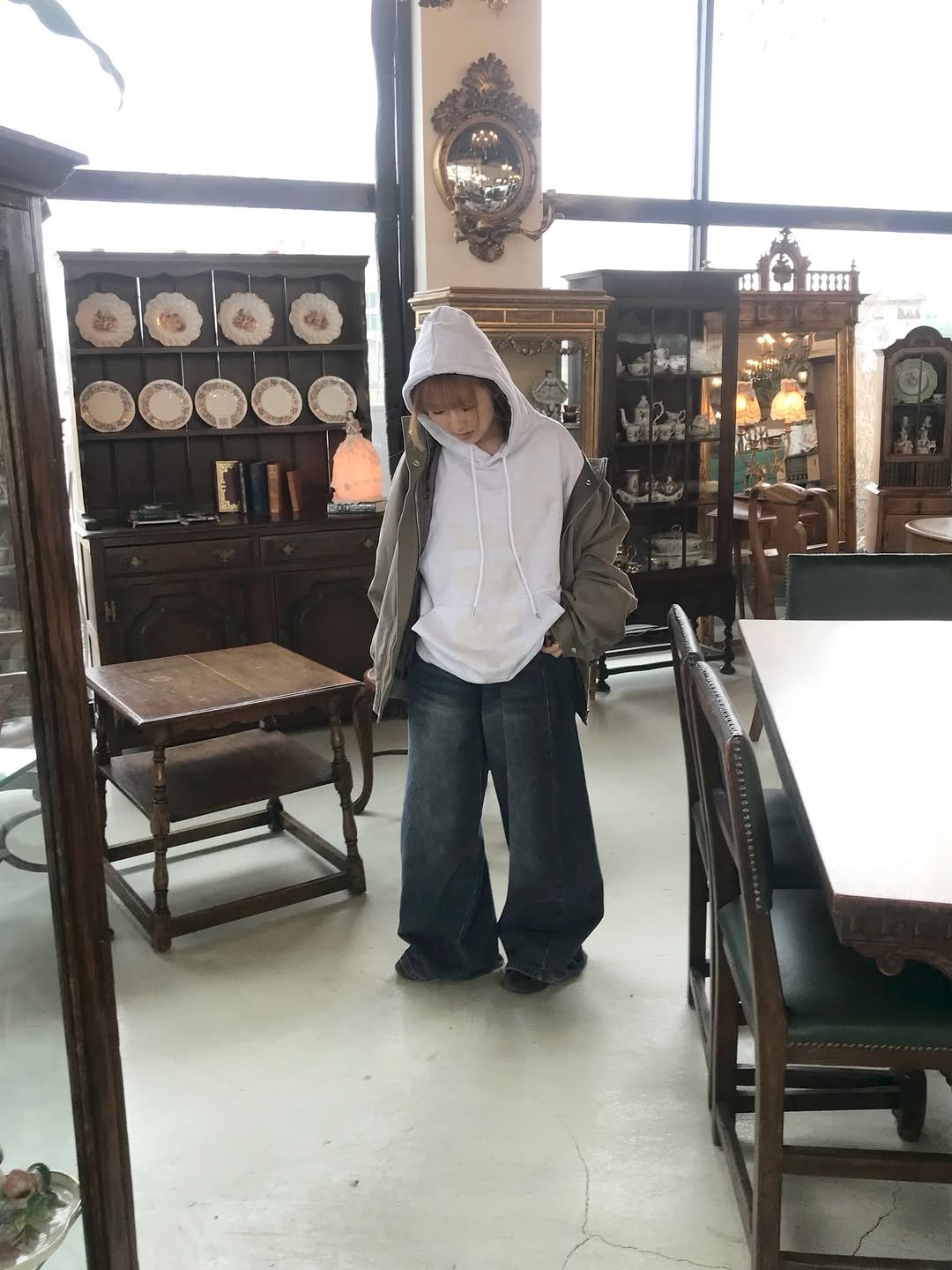 Photo shared by 또킹 👑 | 패션템 추천 | 데일리룩 코디 on March 12, 2026 tagging @graver_kr. May be an image of table, woodwork, cabinet, armoire, indoors and text.