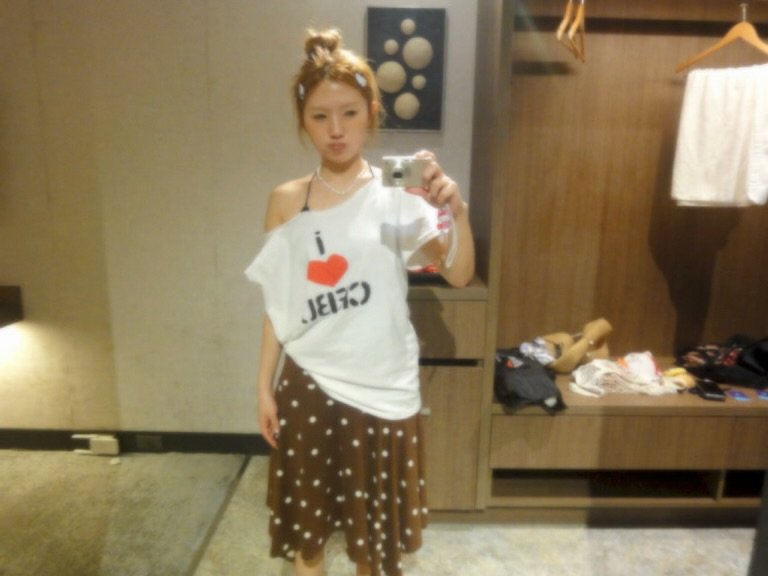 Photo shared by 또킹 👑 | 패션템 추천 | 데일리룩 코디 on March 26, 2026 tagging @hm. May be an image of one or more people, hair, miniskirt, shorts, top, mirror and text.