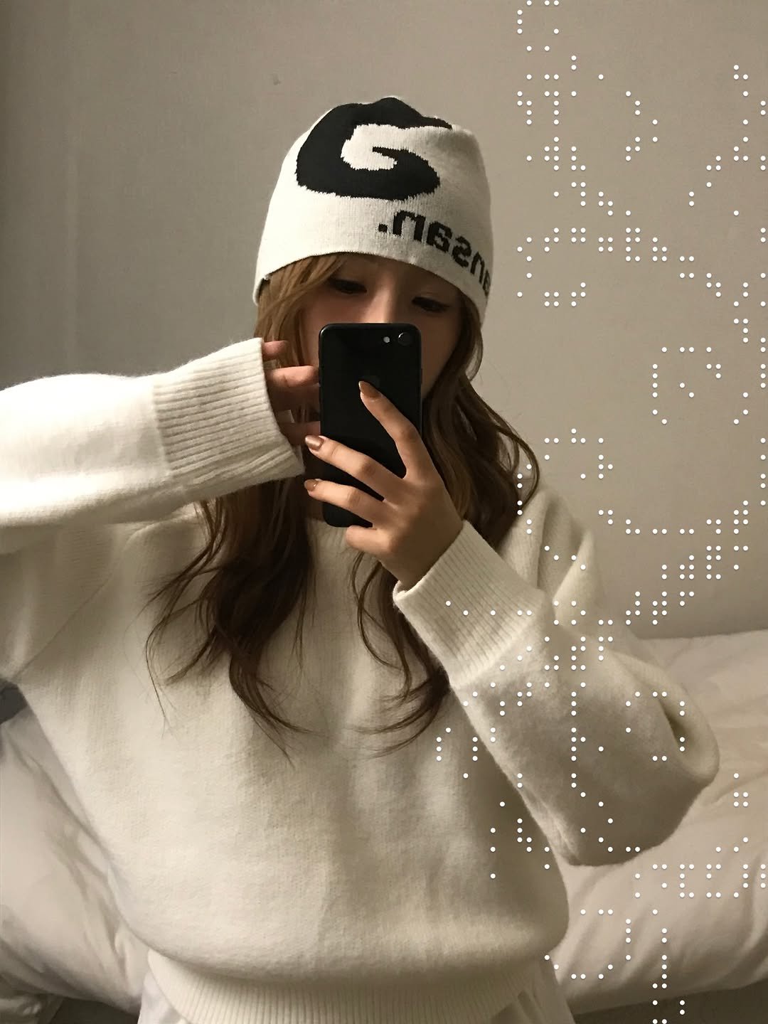 Photo shared by 또킹 👑 | 패션템 추천 | 데일리룩 코디 on November 20, 2025 tagging @musinsa.official, and @tansanmagnesium.kr. May be an image of hat, duffle coat, parka, sweatpants, sweater, face mask, sweatshirt and text.