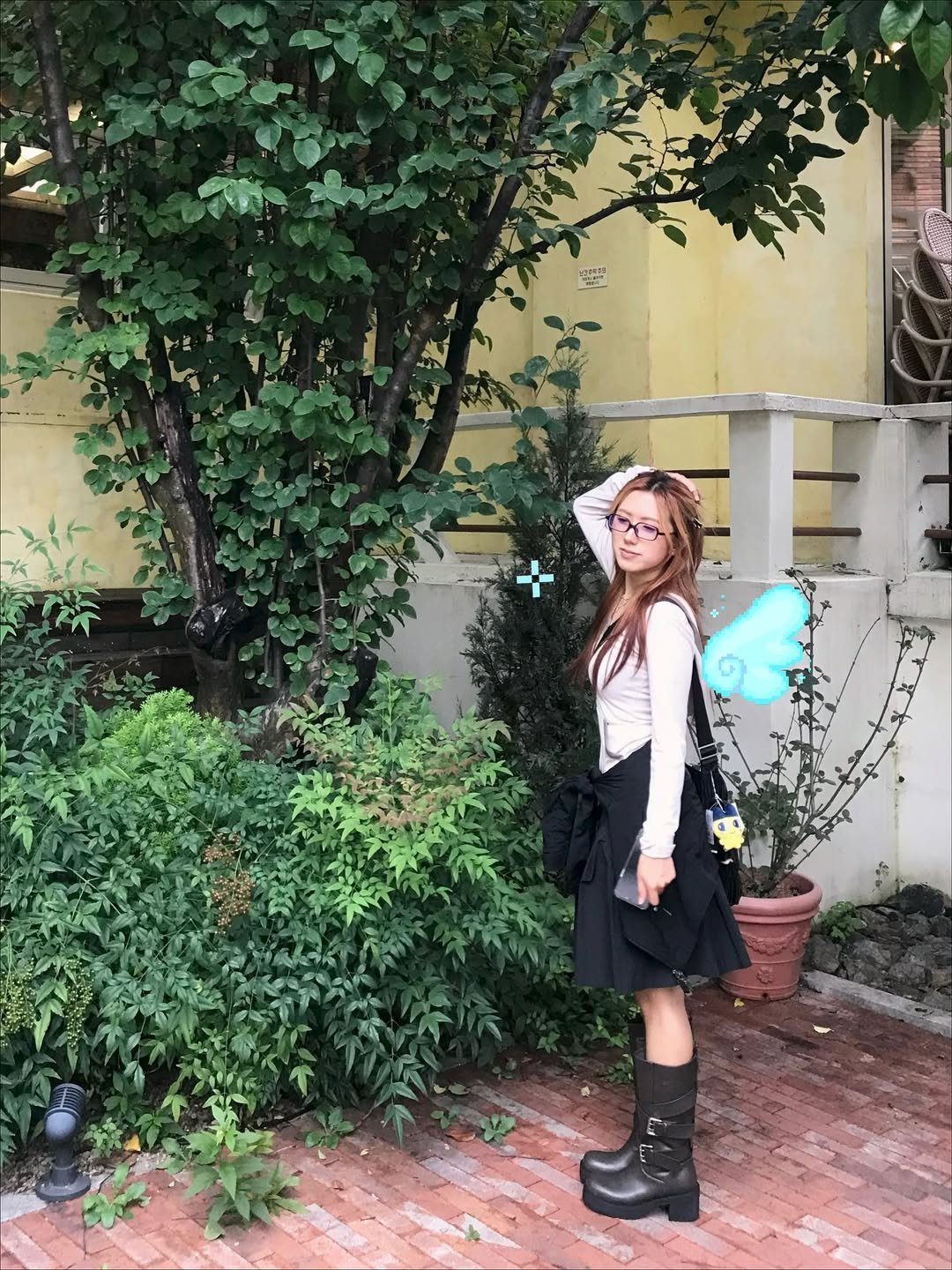 Photo by 또킹 👑 | 패션템 추천 | 데일리룩 코디 on November 04, 2025. May be an image of cloak, parasol, glasses and text.