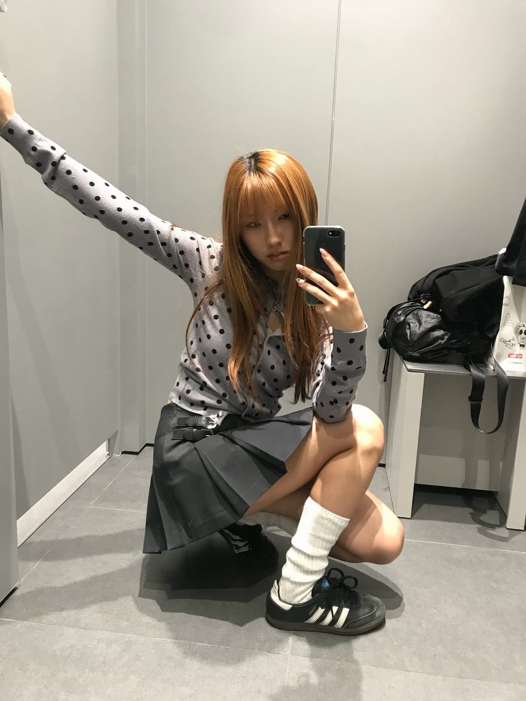 Photo shared by 또킹 👑 | 패션템 추천 | 데일리룩 코디 on April 18, 2026 tagging @musinsa_standard. May be an image of one or more people, hair, miniskirt, mirror and text.