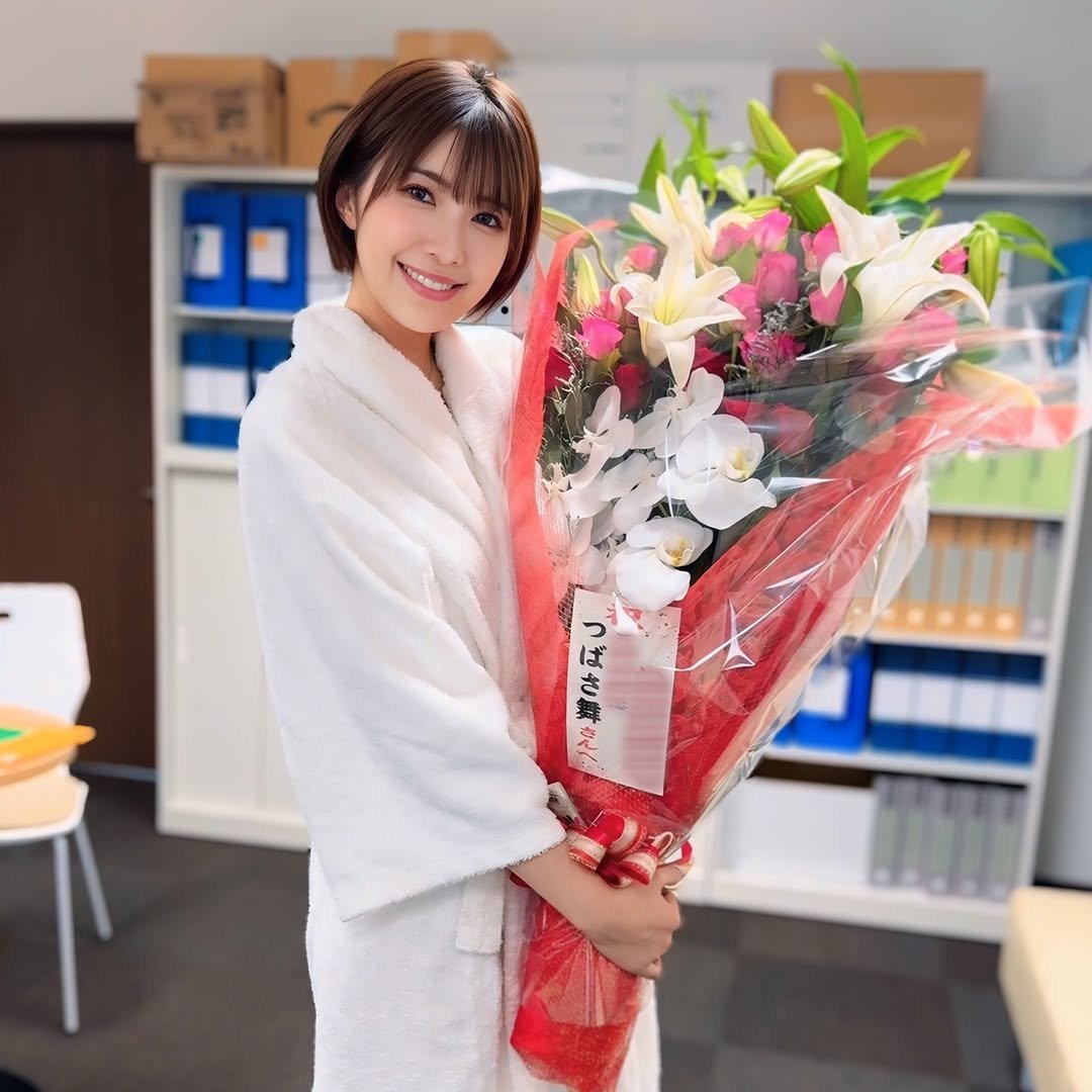 tubasa___mai 게시물 이미지: .
こんなに色々入ってる花束初めて見た😂🤣笑
ギラギラ花束💐
そしてこの日は、お世話になってい...