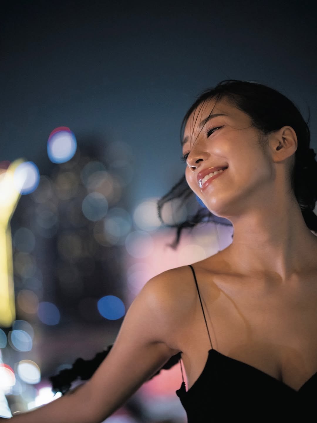 Photo by つばさ 舞❤️‍🔥 on April 19, 2026. May be an image of one or more people, makeup, skyscraper and text.