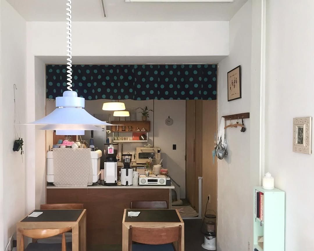 tumcoffeehouse 게시물 이미지: 조금 달라진 텀 ㅇ • . ㅇ • 
입춘 매직을 기대하며.. 2월도 활짝 열려있습니다.ᐟ🚪