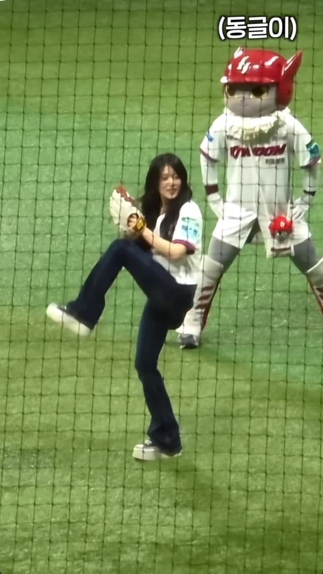 tungtreamer 게시물 이미지: 시구 비디오 판독 제가 한번 해봤습니다⚾️

#kbo #키움히어로즈 #야구장 #야구 #시구