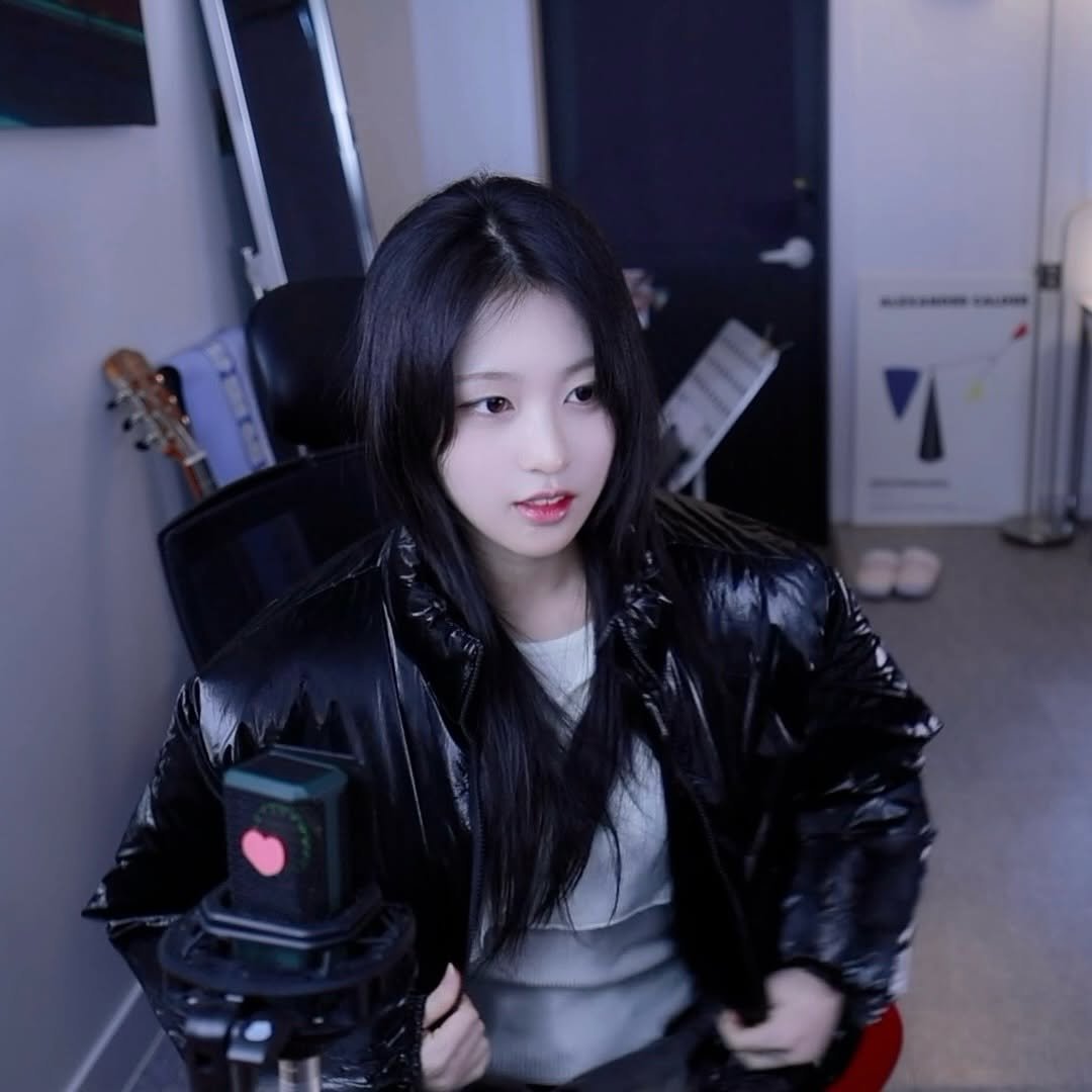 Photo shared by 뚜까패까 on December 10, 2025 tagging @fingerstylish_.