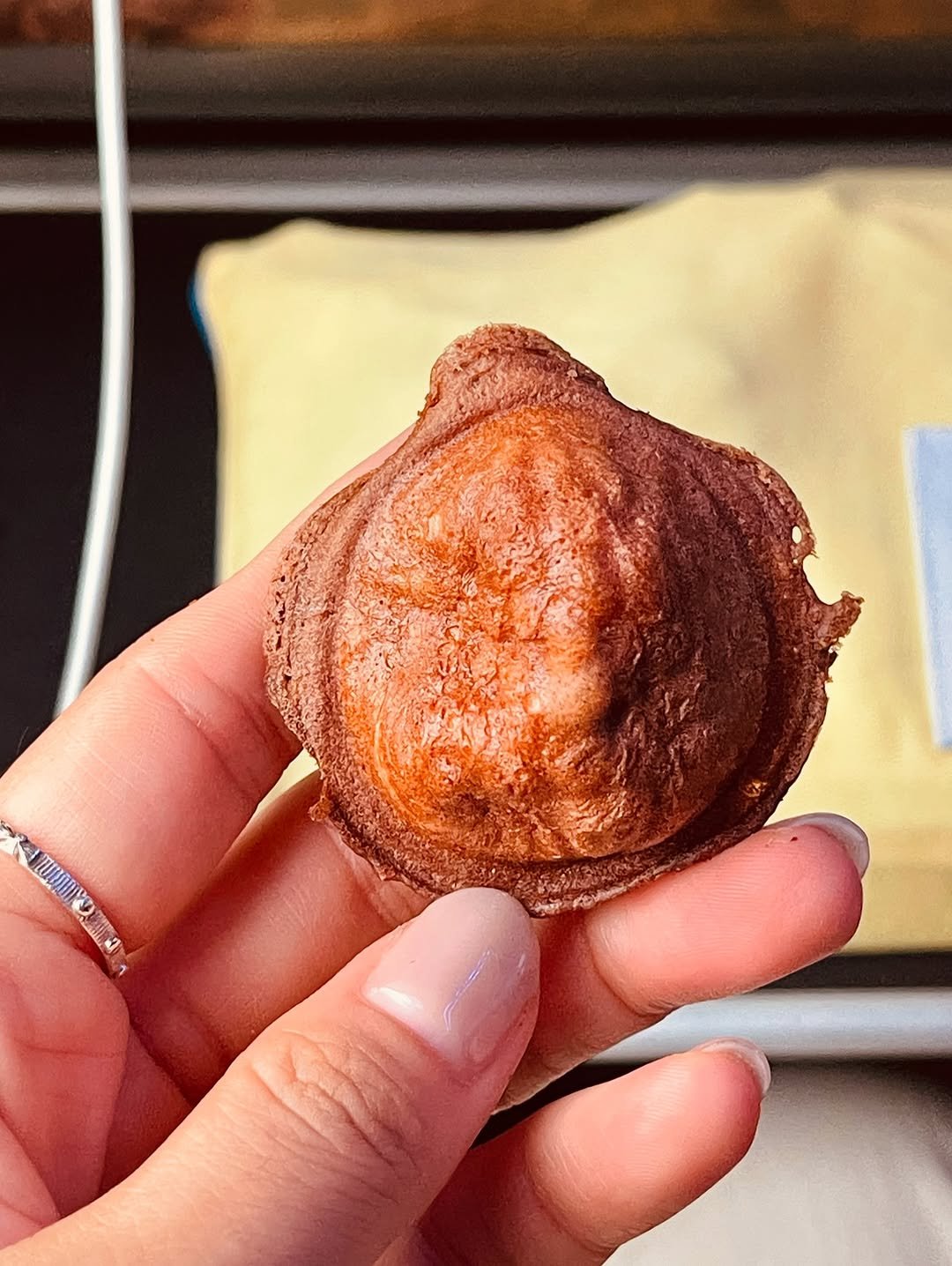 Photo by 터틀넥프레스 on August 10, 2025. May be an image of coconut macaroon, scotch egg, muffin, mangosteen and text.