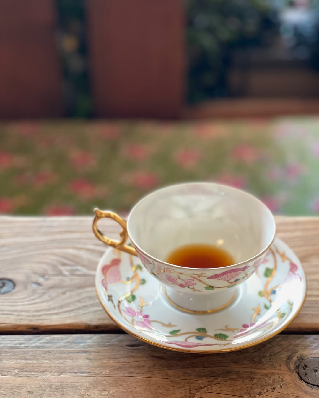 Photo by 터틀넥프레스 on May 08, 2025. May be an image of coffee cup, cup, saucer, teacup, chinaware, tea and text.