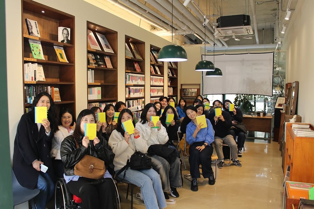 Photo shared by 터틀넥프레스 on August 12, 2025 tagging @summerbookshop. May be an image of 5 people, people studying, book, office and text.