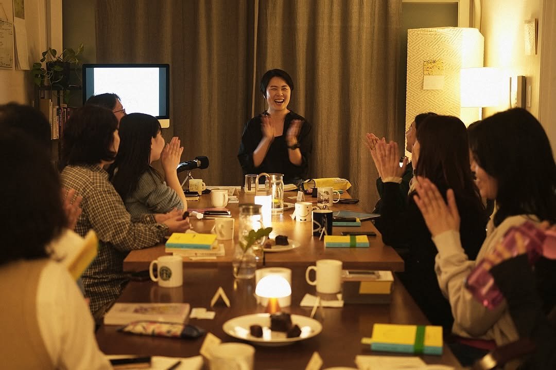 Photo shared by 터틀넥프레스 on April 14, 2025 tagging @zigooinstudio. May be an image of 5 people, people studying and text.
