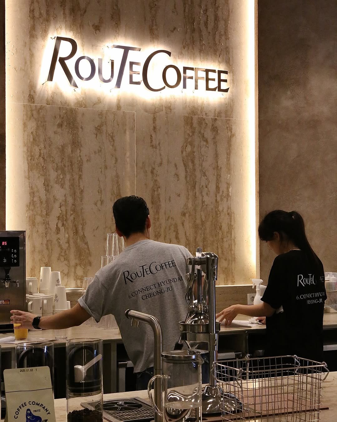 Photo shared by 투먹남 [ 대전맛집 | 청주맛집 | 전국맛집 ] on July 14, 2025 tagging @routecoffee__official, and @chihyeong___lee. May be an image of 2 people, coffee maker, coffee cup, coffee, signboard, cornflower and text that says 'ROUTECOFFEE COFFEE'.
