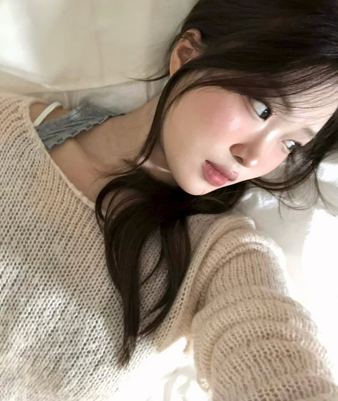 Photo by 한별 on January 31, 2026. May be a selfie of one or more people, makeup, hair, top and text.