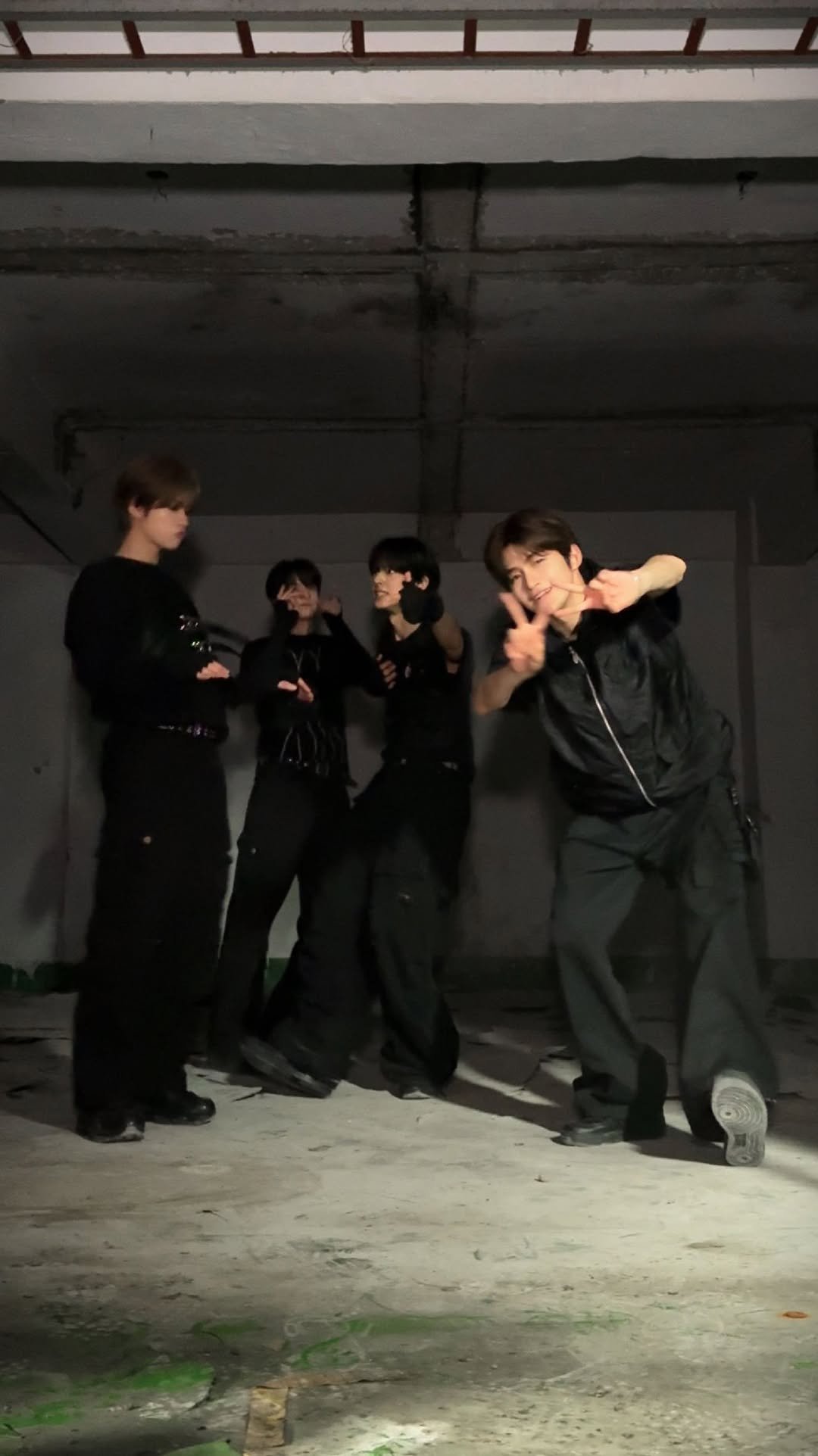 tws_pledis 게시물 이미지: Don‘t mess up my tempo🕶️
#SHINYU #신유
#DOHOON...