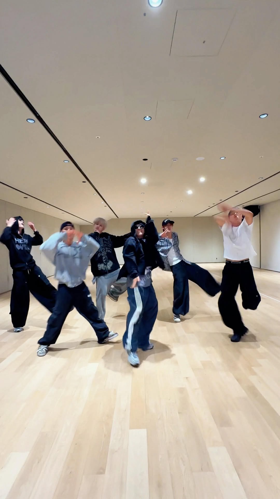 tws_pledis 게시물 이미지: #Wedemboyz #INGYOO_KIM #HOJUN_SHIN #KAMEL 님과...