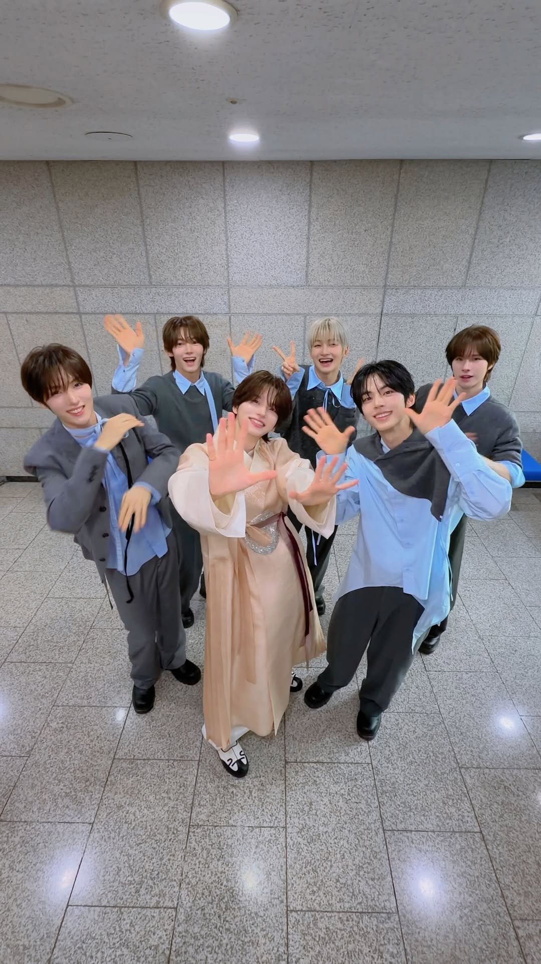 tws_pledis 게시물 이미지: 투어스와 #다시만난오늘 🩵

#TWS #투어스 #247WithUs
#NiceToSeeYouAgain