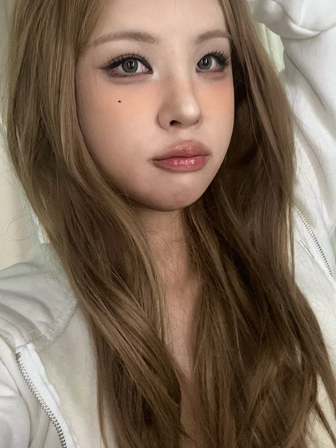 Photo by 재유JEYU on August 18, 2025. May be a selfie of 1 person, bangs, blonde hair, makeup and text.
