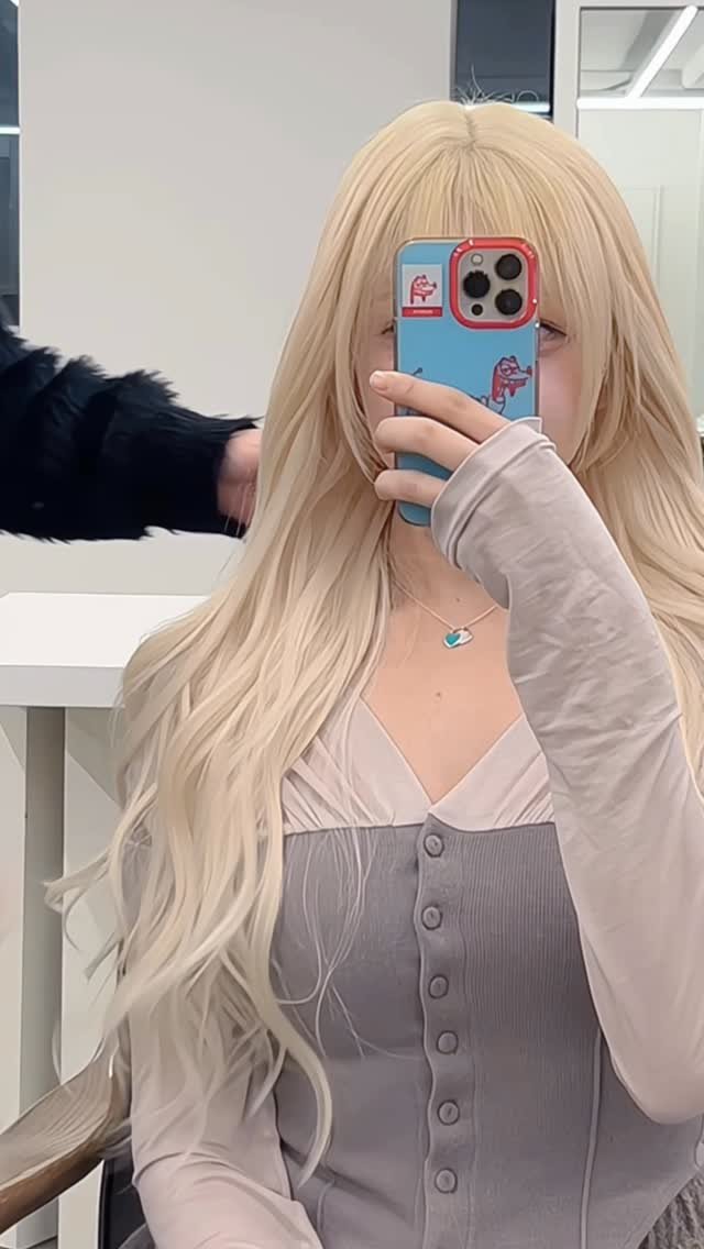 u.n.room 게시물 이미지: 계절타지 않는 백금발붙임머리🌟

뿌리탈색으로만 관리해주면 되서 편하고 
스타일유지도...