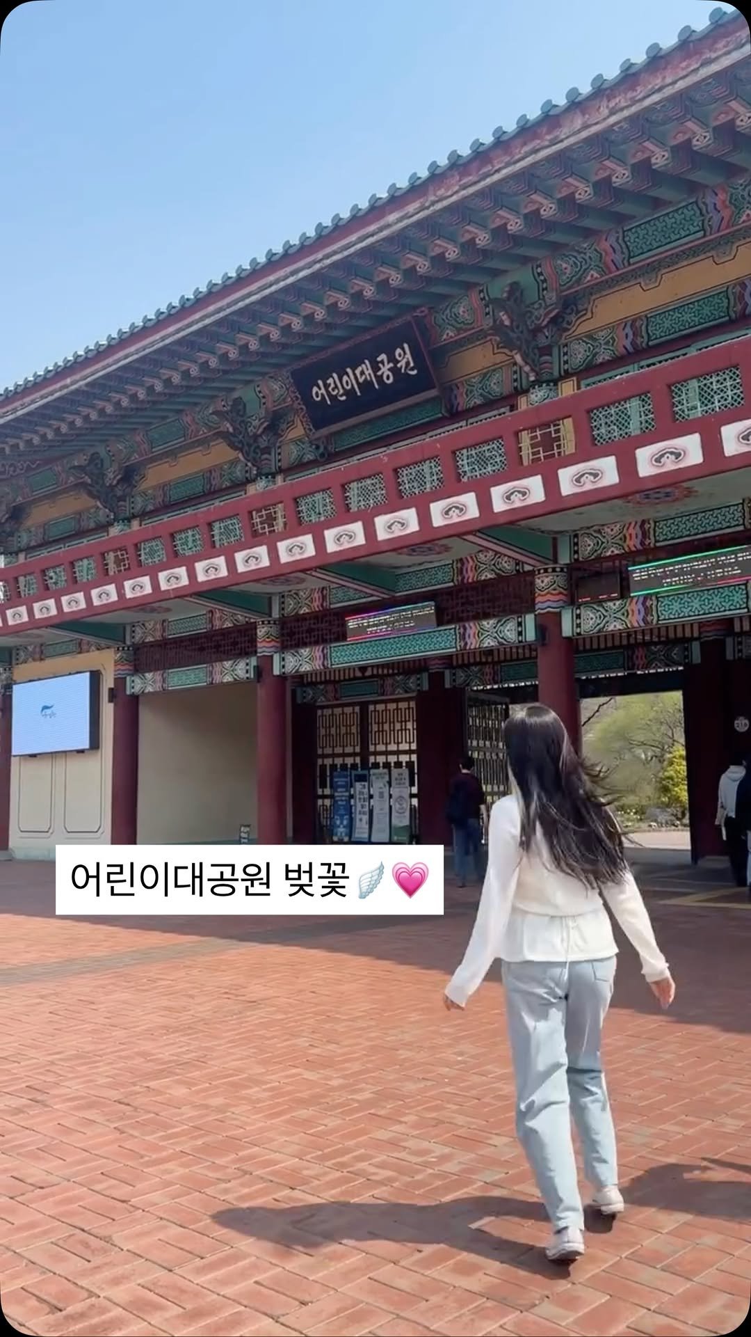 u__daengfit 게시물 이미지: 벚꽃 명소 추천🌸

피크닉 할 수 있는 잔디도 넓고
가족단위로 놀러온 애기들 너무...