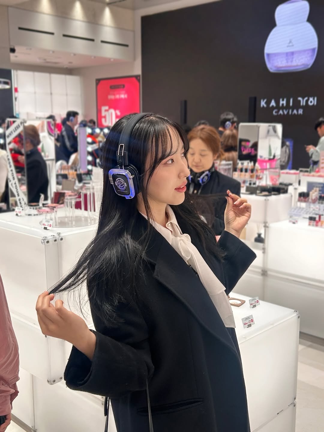 Photo by 유기리니🦒 on March 21, 2026. May be an image of one or more people, braids, makeup, hair dryer, portable cassette player, microphone and text.