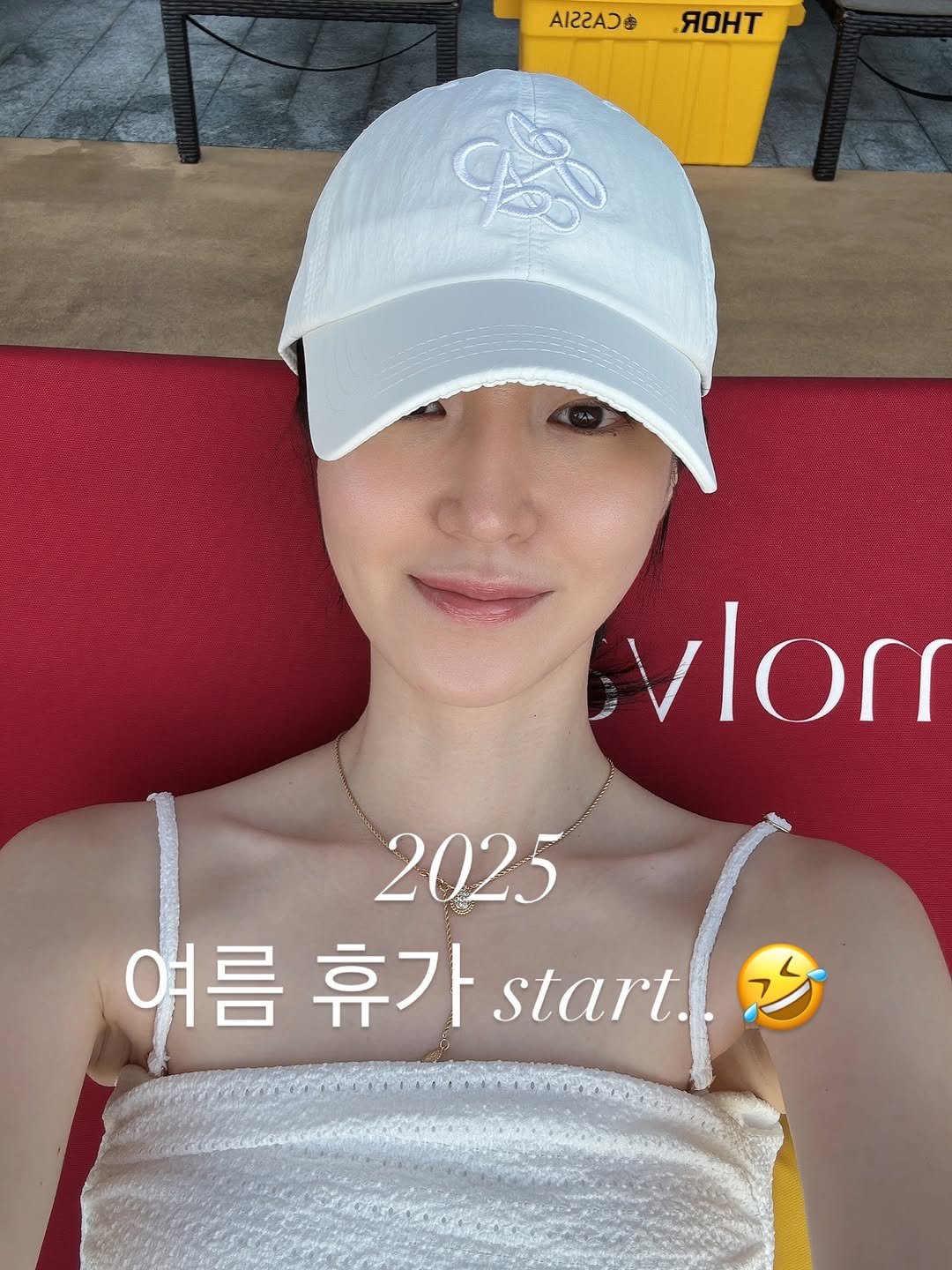 Photo by 약사 유슬아 | Seul Ah Yoo on August 02, 2025. May be an image of 1 person, hat and text that says 'Ar3 RoHT لاه vlorr 2025 여름 휴가 start..'.