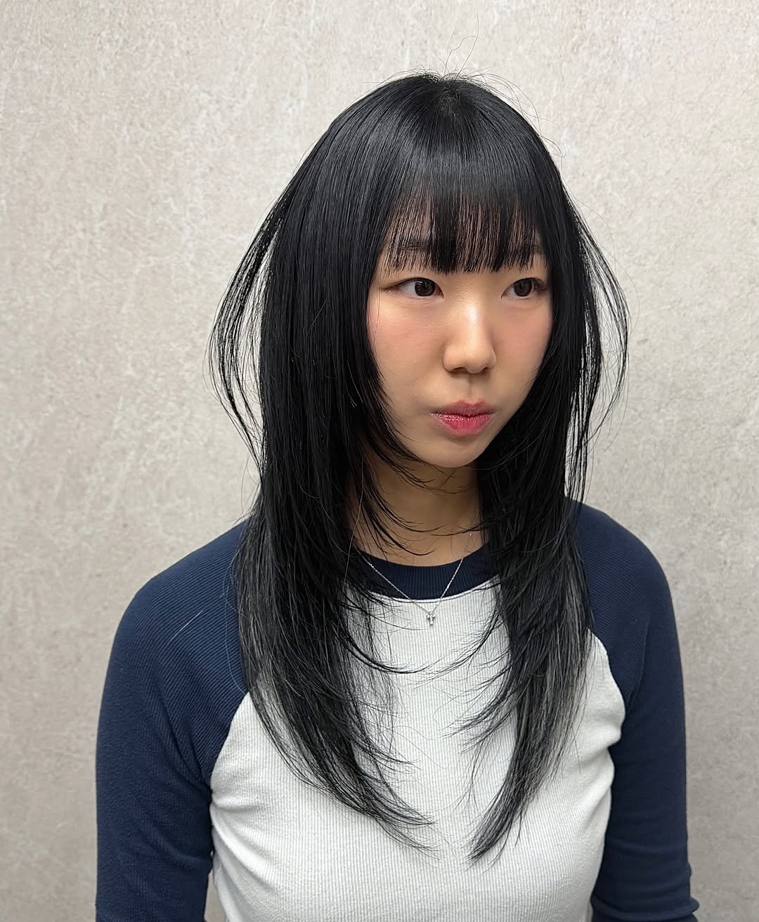 Photo shared by 우아한헤어 합정점 이브 🌿 | 홍대미용실 합정미용실 백금발 디자인염색 디자인탈색 허쉬컷 on March 29, 2026 tagging @uahan_hair, and @uahan_2ve. May be an image of one or more people, braids, bangs and text.