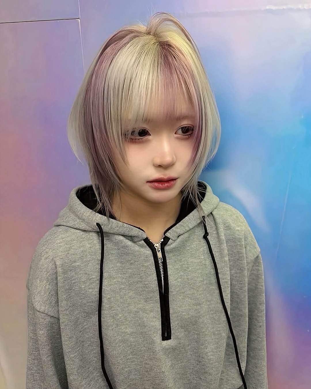 Photo shared by 우아한헤어 합정점 이브 🌿 | 홍대미용실 합정미용실 백금발 디자인염색 디자인탈색 허쉬컷 on March 24, 2026 tagging @uahan_hair, and @uahan_2ve. May be an image of one or more people, blonde hair, bangs, braids and text.