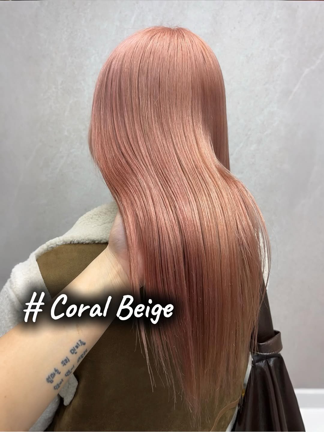 Photo by 우아한헤어 홍대합정점 채온 in 합정 홍대 상수 with @uahan_hair. May be an image of one or more people, braids, blonde hair, long hair and text that says '# Coral Beige 안빠& eunh 헬티 엄마을'.
