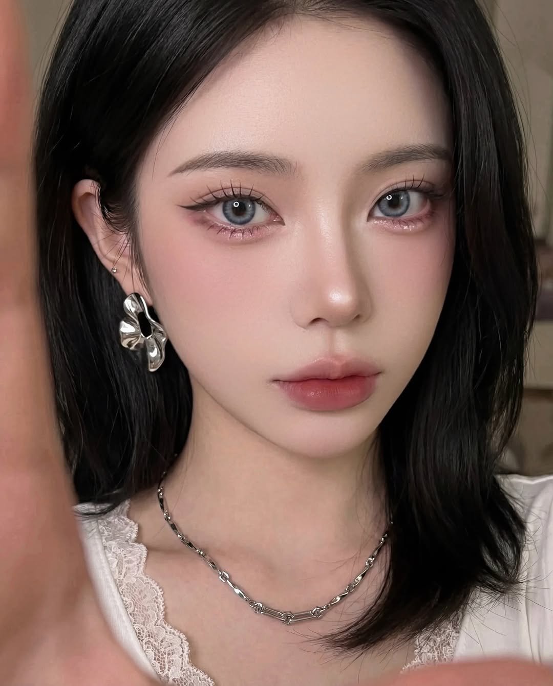 Photo shared by 유빈 on April 04, 2026 tagging @naming.cosmetic, and @axistudio0. May be an image of one or more people, makeup, hair and text.