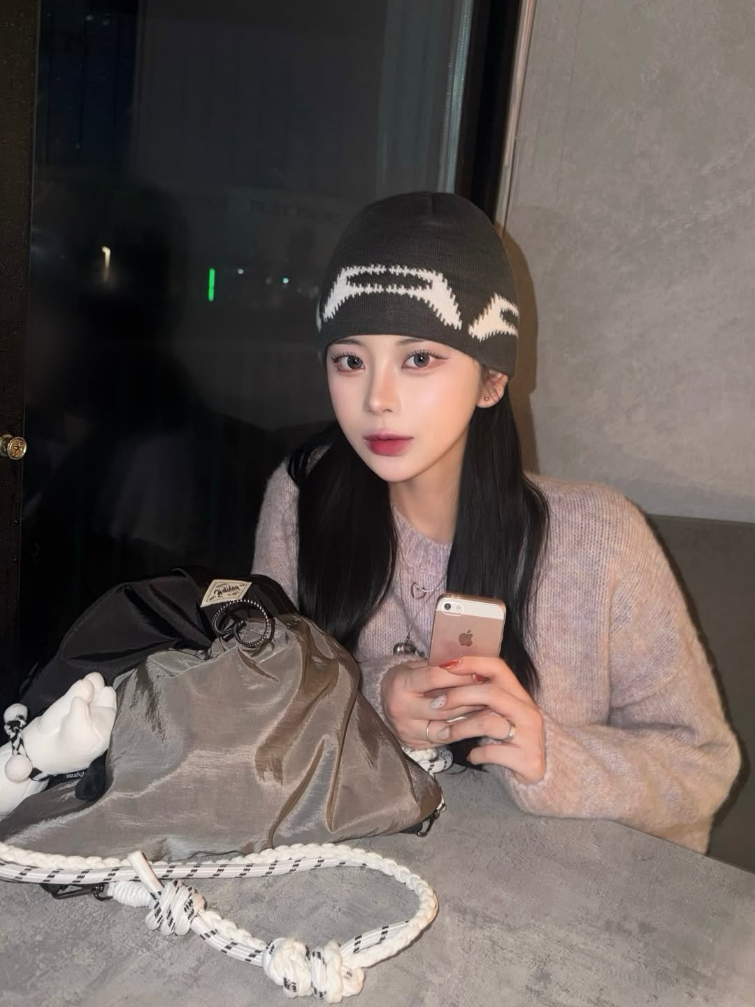 Photo shared by 유빈 on December 02, 2025 tagging @expressholiday_official. May be an image of one or more people, hair, phone, hat, parka, beret and text.