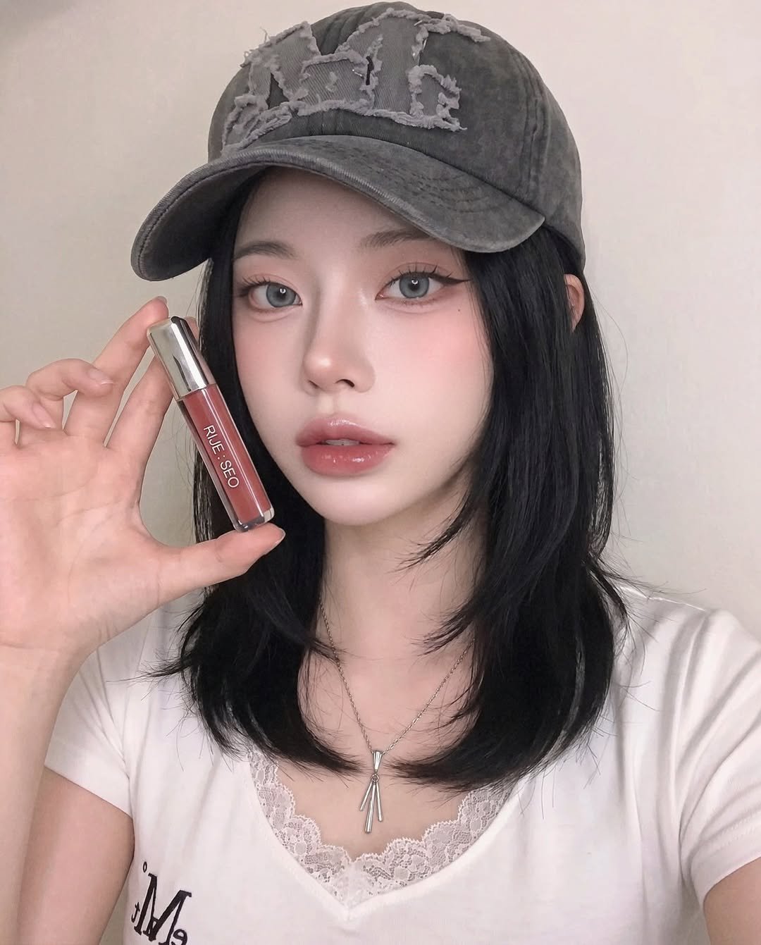 Photo shared by 유빈 on April 23, 2026 tagging @rije_seo, @mu_cent, and @dinech.official. May be an image of one or more people, lipstick, makeup, eyeliner and text that says 'S 江 SEO M'.