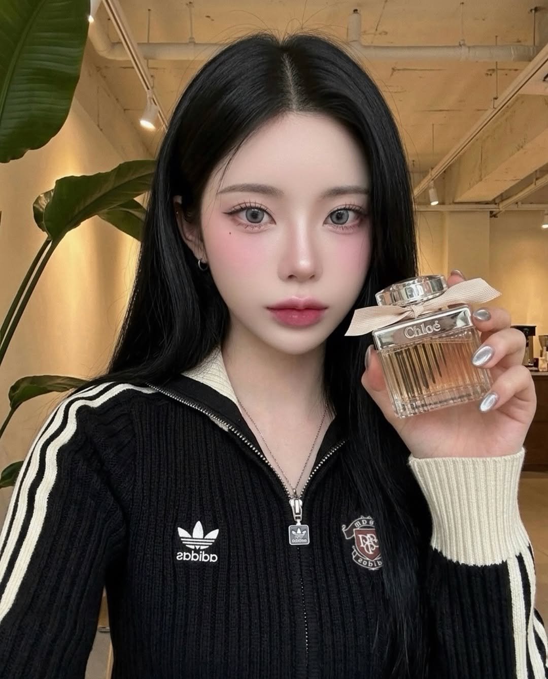 ub_dubi 게시물 이미지: 로맨틱한 무드 가득한 끌로에 오 드 퍼퓸 🌹
@chloe 

생화 장미를 막 꺾은...