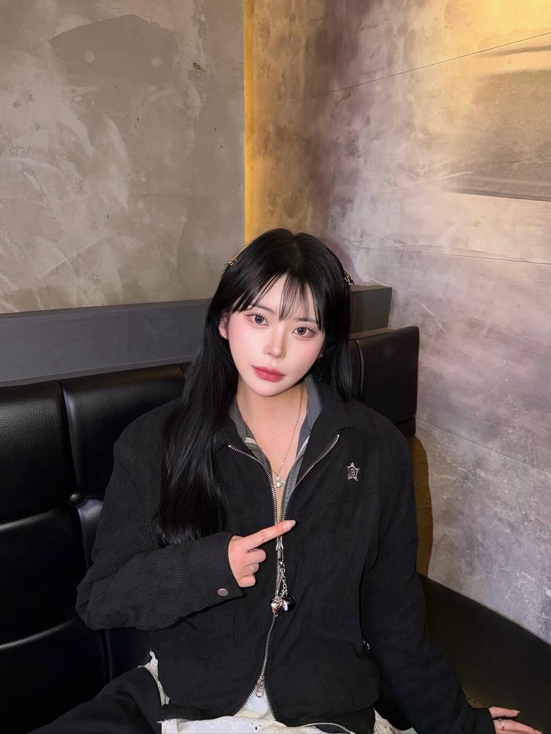 Photo shared by 유빈 on November 17, 2025 tagging @chicks.co.kr. May be an image of one or more people, hair, top and text.