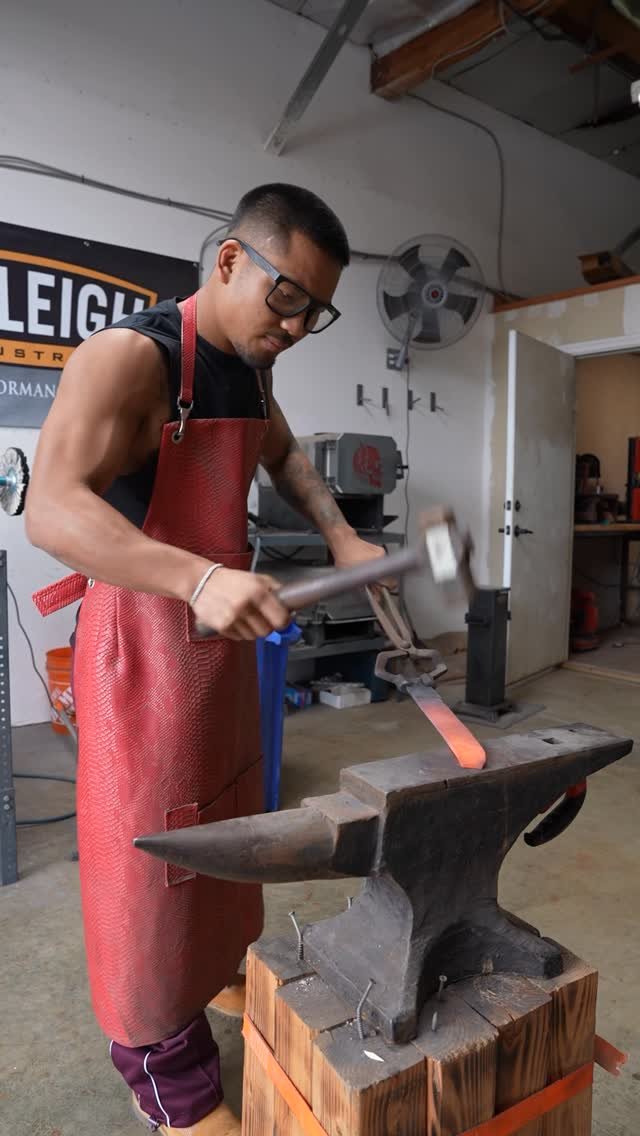 ufc 게시물 이미지: Building blades 👏

@TheFearlessMMA1 built his...